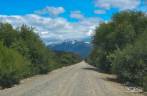 Estrada de rípio em direção ao Parque Nacional Los Alerces, ao norte de Trevelin, na patagônia argentina
